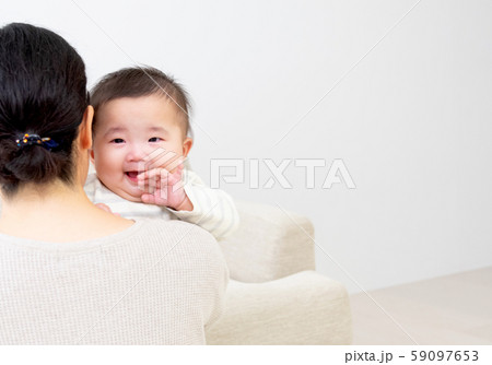 抱っこされる赤ちゃん 59097653