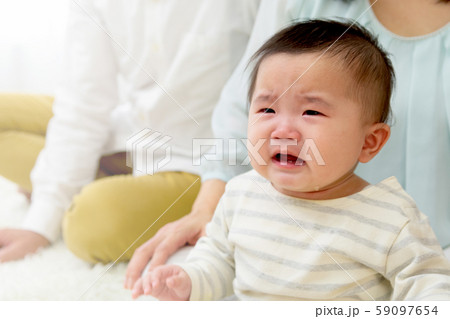 泣いてる赤ちゃん 泣いてる赤ちゃん 59097654