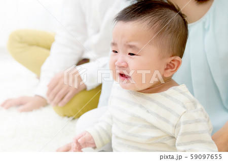 泣いてる赤ちゃん 泣いてる赤ちゃん 59097655