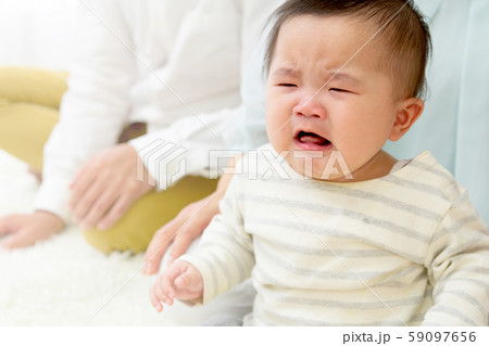 泣いてる赤ちゃん 59097656
