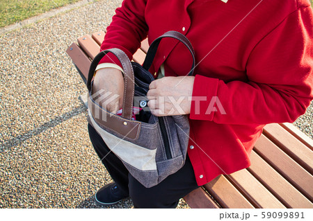バッグの中身を探る高齢女性 バッグの中身を探る高齢女性 59099891