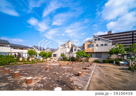 電柱のない街並と公園 59100439