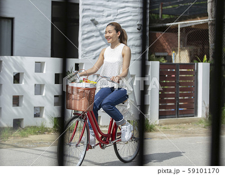 女性 ライフスタイル 自転車 女性 ライフスタイル 自転車 59101170