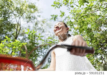 女性　ライフスタイル　自転車 59101251