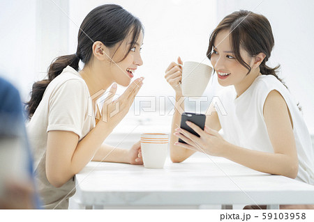 女性　友達　会話 59103958