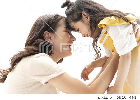 親子　ライフスタイル　仲良し 59104461