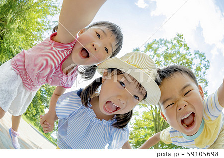 公園で遊ぶ子供たち 公園で遊ぶ子供たち 59105698