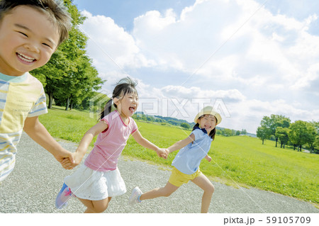 公園で遊ぶ子供たち 59105709