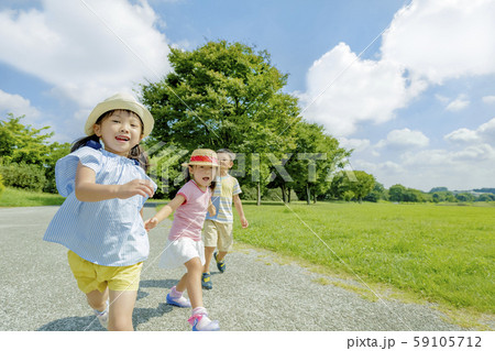 公園で遊ぶ子供たち 59105712