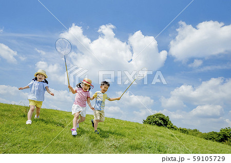公園で遊ぶ子供たち 59105729
