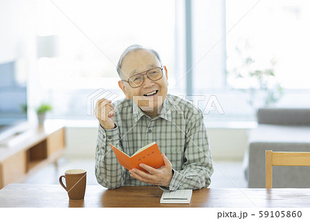 シニア男性 年金手帳 59105860