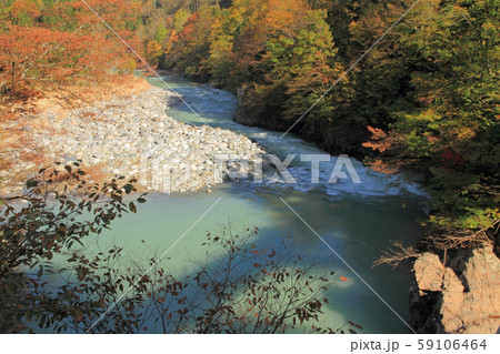 秋山郷の秋　猿飛橋から見下ろす中津川渓谷 59106464