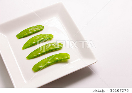 絹さや。ゆでて白い皿に並べた状態。 59107276