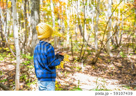 キノコ狩りを楽しむ秋 59107439
