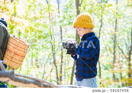 キノコ狩りを楽しむ秋 59107456