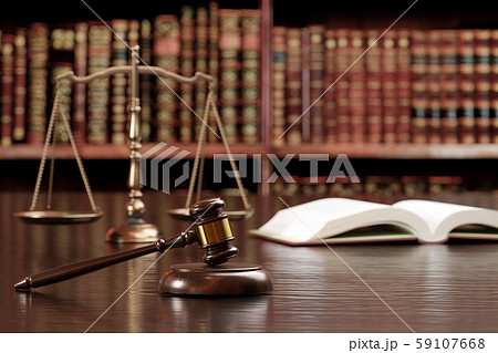 裁判のハンマー、天秤、六法全書イメージ 裁判のハンマー、天秤、六法全書イメージ 59107668