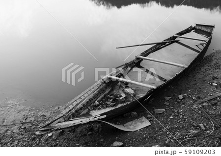 廃船現る-2-モノクロ、昭和の木造船、川舟 59109203