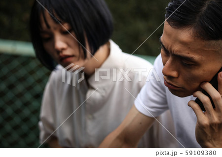 車が故障したカップル 59109380