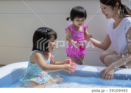 ビニールプールで遊ぶ子供 ビニールプールで遊ぶ子供 59109493