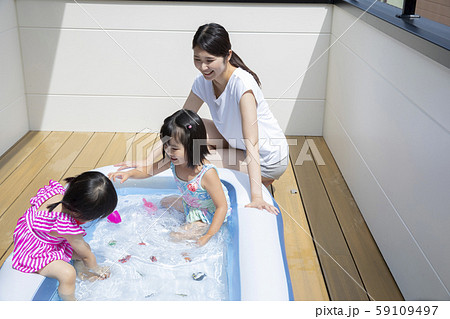 ビニールプールで遊ぶ子供 ビニールプールで遊ぶ子供 59109497