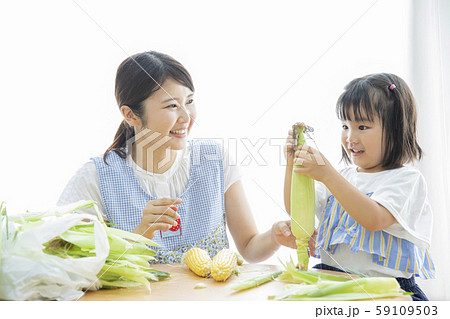 トウモロコシをむくお母さんと女の子 トウモロコシをむくお母さんと女の子 59109503