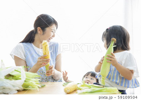 トウモロコシをむくお母さんと女の子 トウモロコシをむくお母さんと女の子 59109504