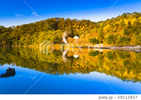 紅葉の宮城鳴子の酸性湖潟沼 59112837