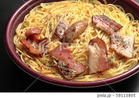 コンビニパスタ ソーセージとベーコンのペペロン コンビニパスタ ソーセージとベーコンのペペロン 59113805