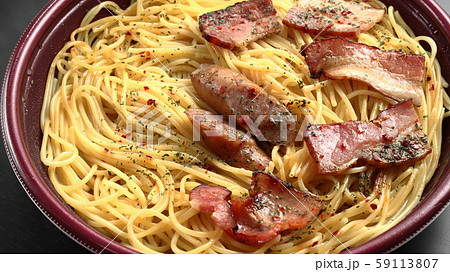 コンビニパスタ ソーセージとベーコンのペペロン コンビニパスタ ソーセージとベーコンのペペロン 59113807