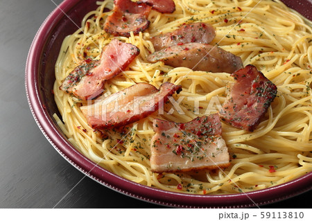 コンビニパスタ ソーセージとベーコンのペペロン コンビニパスタ ソーセージとベーコンのペペロン 59113810