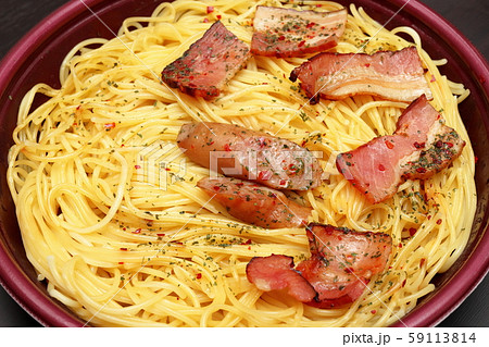 コンビニパスタ ソーセージとベーコンのペペロン コンビニパスタ ソーセージとベーコンのペペロン 59113814