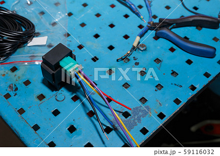 Master replaces electrical wires for sporty ignition of a motorcycle. 59116032