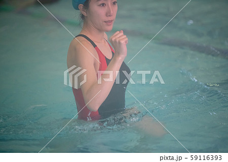 In the pool 59116393