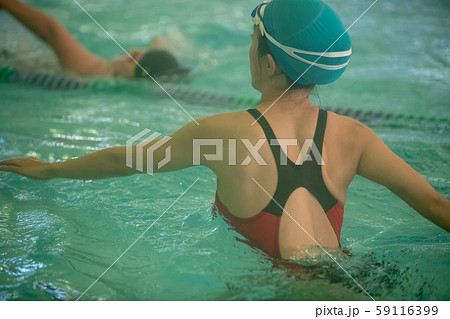 In the pool 59116399