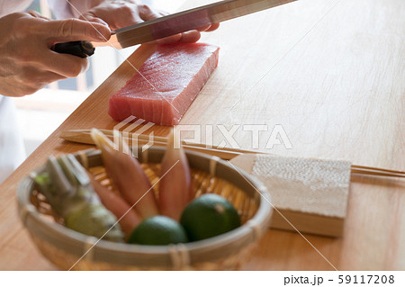 鮪の刺身を引く板前 鮪の刺身を引く板前 59117208