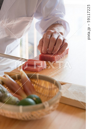 鮪の刺身を引く板前 鮪の刺身を引く板前 59117225