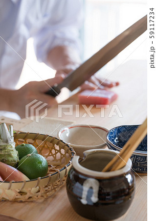 鮪の刺身を引く板前 鮪の刺身を引く板前 59117234