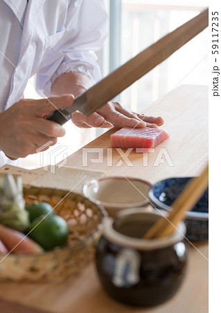 鮪の刺身を引く板前 鮪の刺身を引く板前 59117235