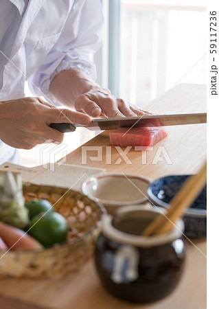 鮪の刺身を引く板前 鮪の刺身を引く板前 59117236