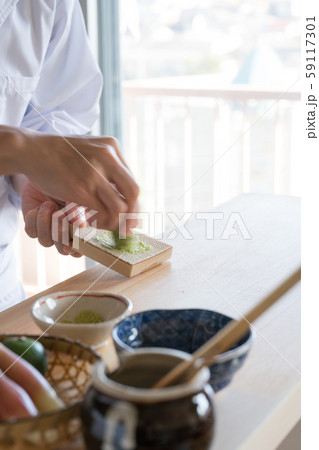 山葵をおろす板前 59117301