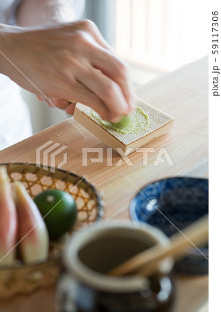 山葵をおろす板前 山葵をおろす板前 59117306