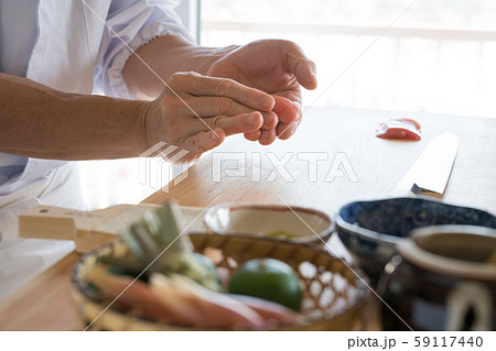 寿司を握る板前 59117440