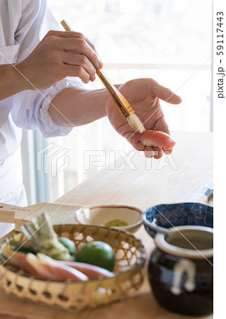 寿司を握る板前 59117443