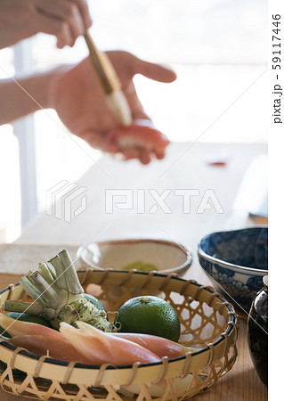 寿司を握る板前 59117446