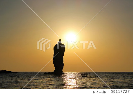 夕日とローソク岩(隠岐の島) 夕日とローソク岩(隠岐の島) 59117727