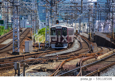 大阪・十三駅を出る阪急電車 59118506