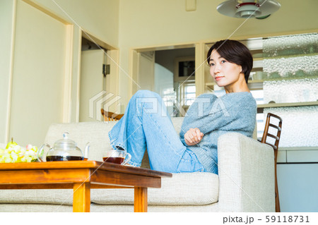 女性　リビング　ライフスタイル　ティーブレイク 59118731