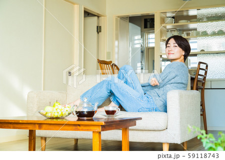 女性 リビング ライフスタイル ティーブレイク 女性 リビング ライフスタイル ティーブレイク 59118743
