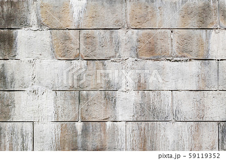 擁壁のコンクリートブロックの目地から染み出したエフロレッセンス 59119352