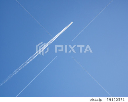 青空に浮かぶ飛行機と飛行機雲の様子 青空に浮かぶ飛行機と飛行機雲の様子 59120571